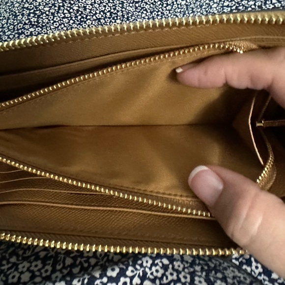 Coach Wristlet zip wallet. EUC! - Picture 4 of 7